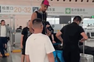 结束修行！文班亚马在郑州东站过安检，这身高实在是太过显眼了